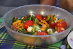Salade de tomates de toutes les couleurs, avec billes de mozzarella...